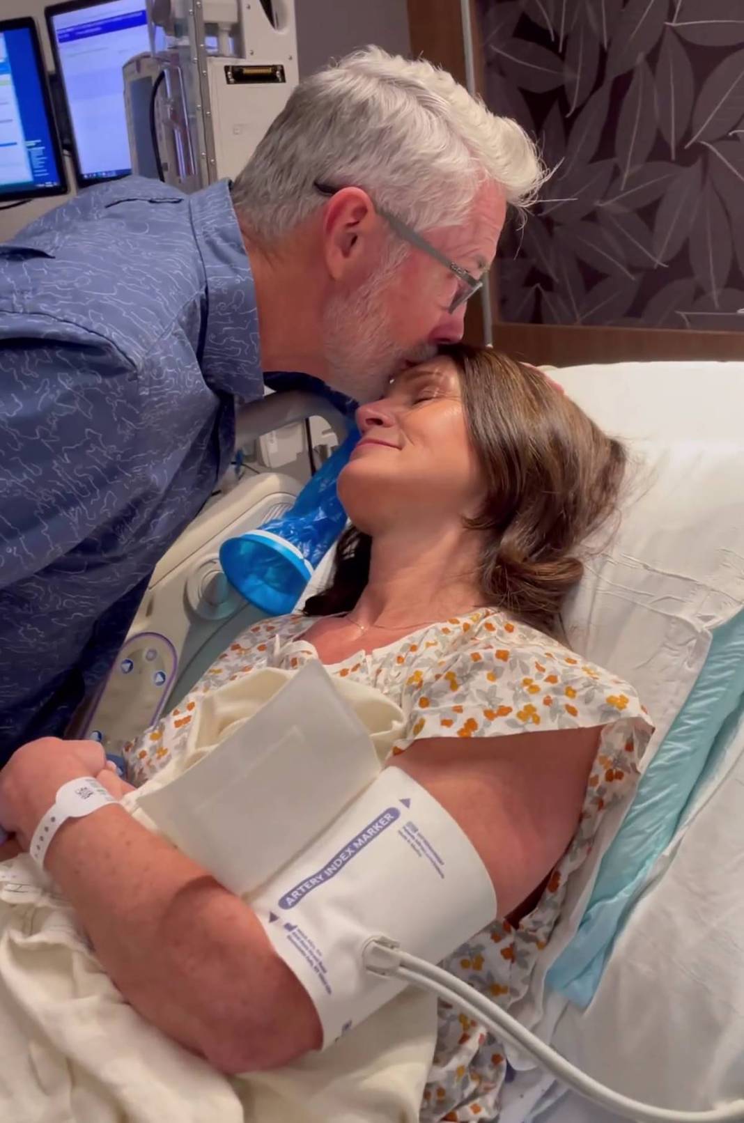 56 yaşındaki kadın, torununu doğurdu 7